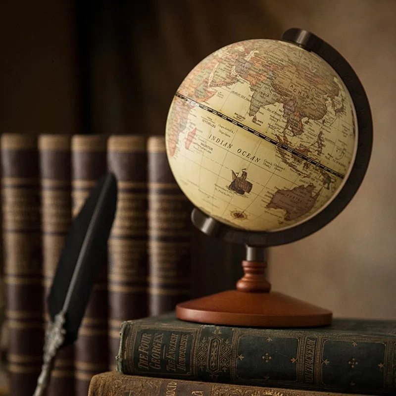 Vue 2 — Globe Terrestre en Bois Ancien