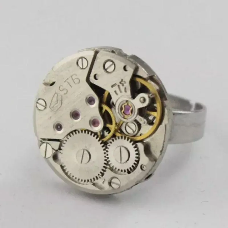Vue 2 — Bague Steampunk Mécanique