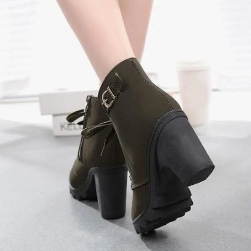 Vue 5 — Bottines à Talon Carré