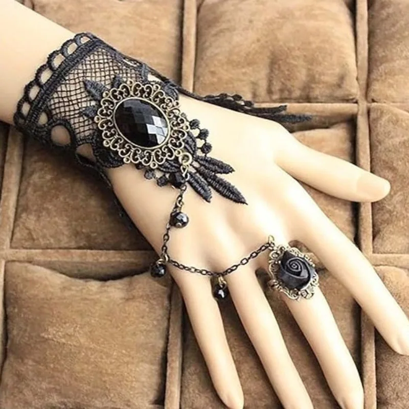 Vue 2 — Bracelet Gothique Dentelle