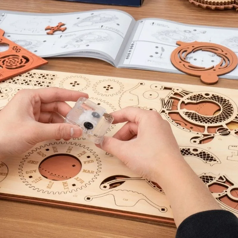 Vue 4 — Maquette en Bois Horloge Animée