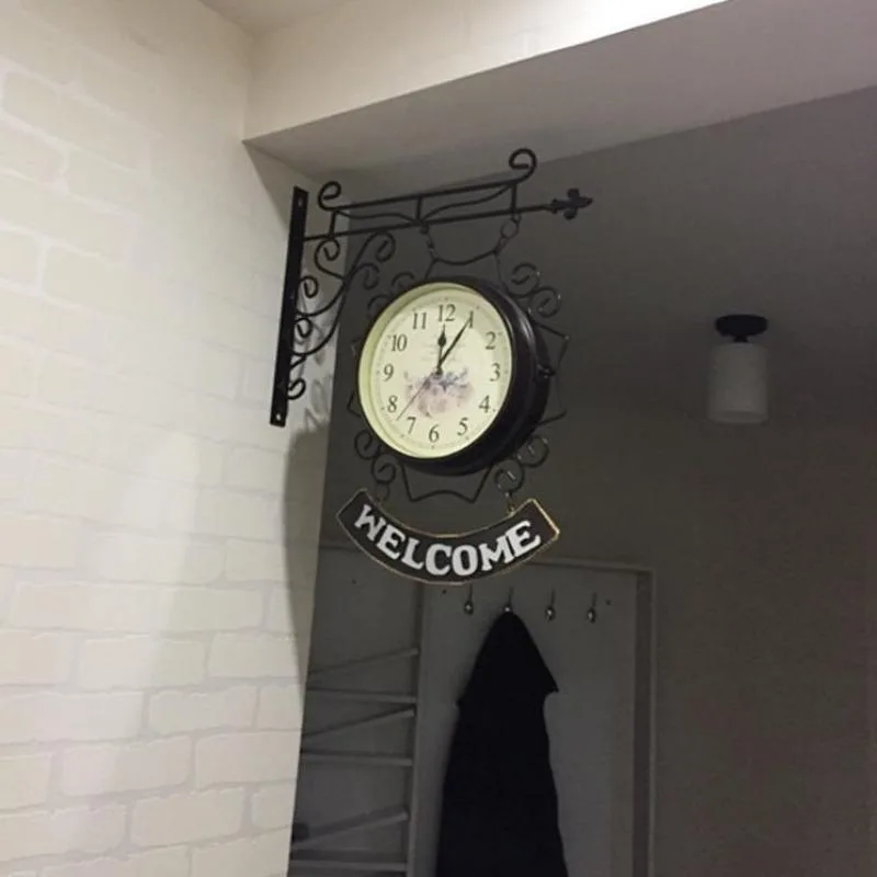 Vue 3 — Horloge Vintage Double Face