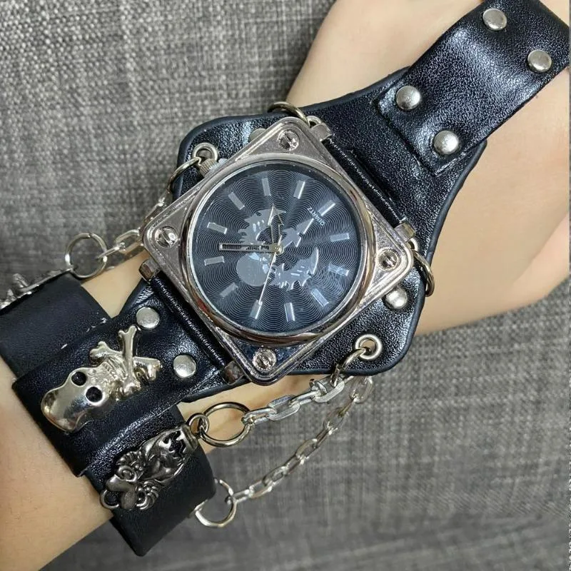 Vue 2 — Montre Steampunk Gothique