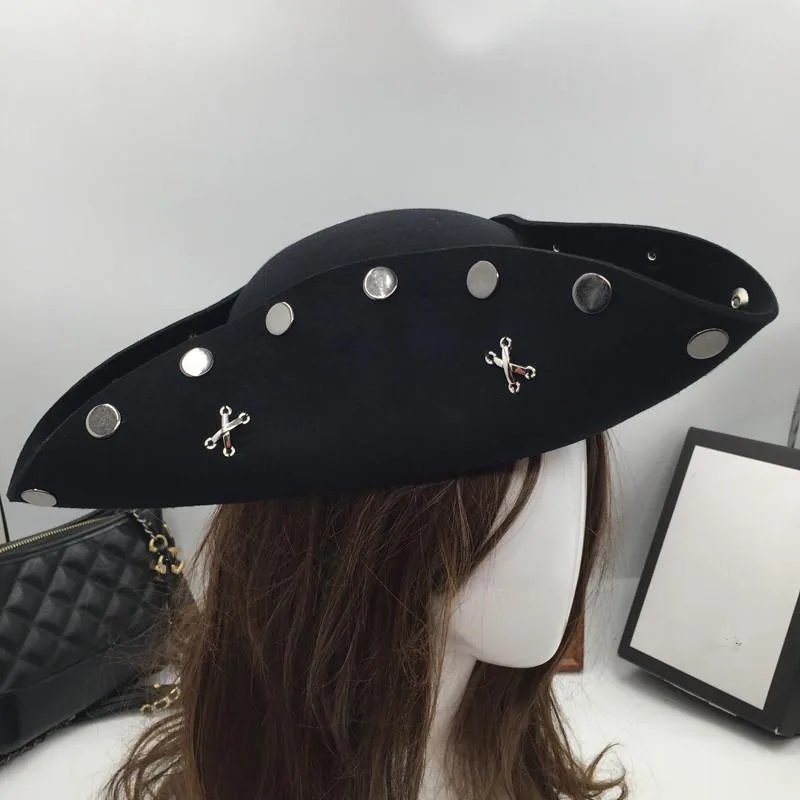 Vue 5 — Chapeau Steampunk Pirate