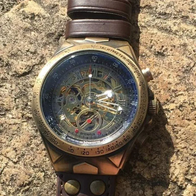 Vue 8 — Montre Steampunk Squelette