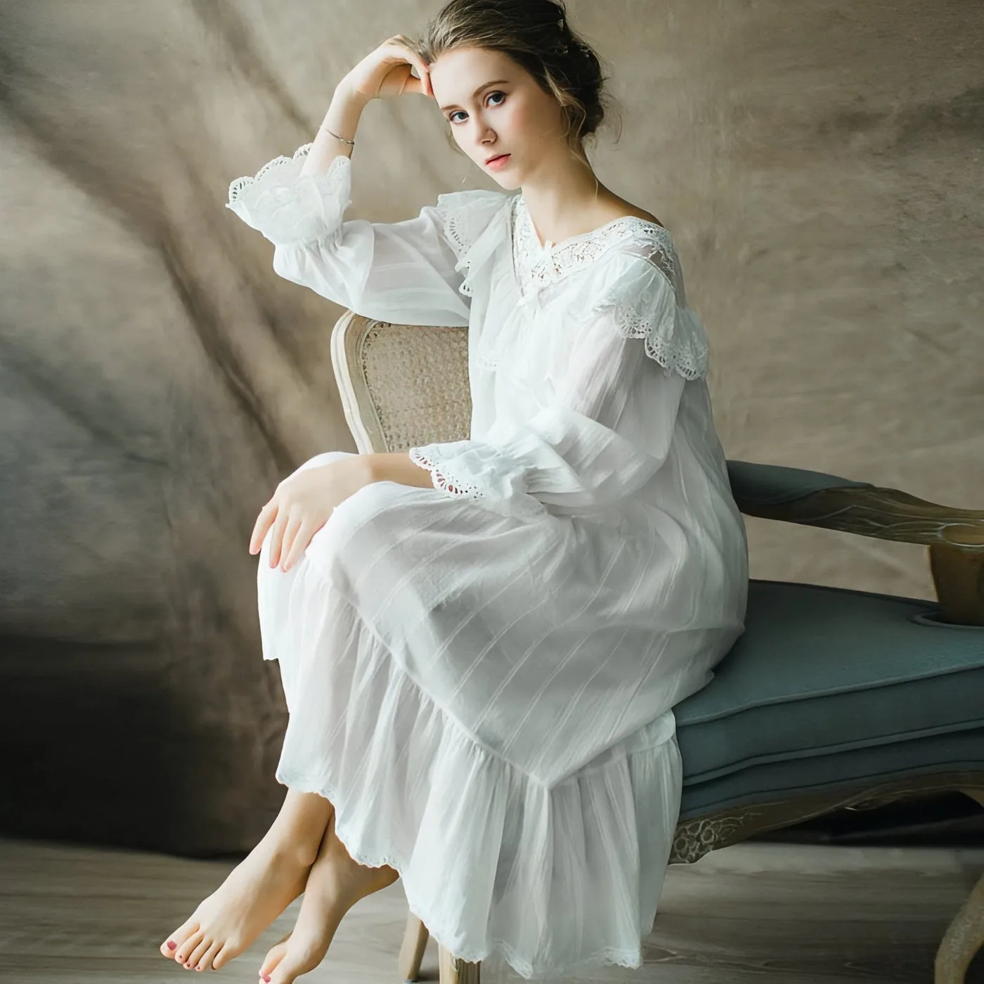 Vue 2 — Chemise de Nuit Victorienne Femme