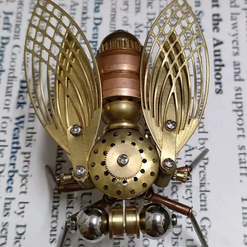 Vue 4 — Mouche Steampunk en Métal
