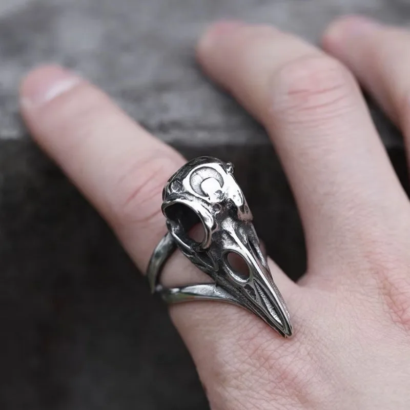 Vue 2 — Bague Crâne de Corbeau