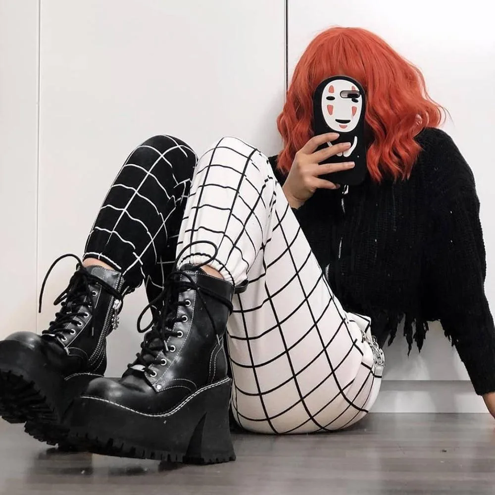 Vue 3 — Pantalon Gothique Femme Noir et Blanc