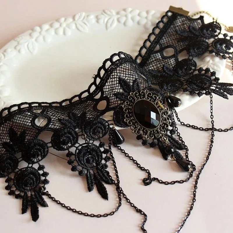 Vue 2 — Collier Gothique Victorien