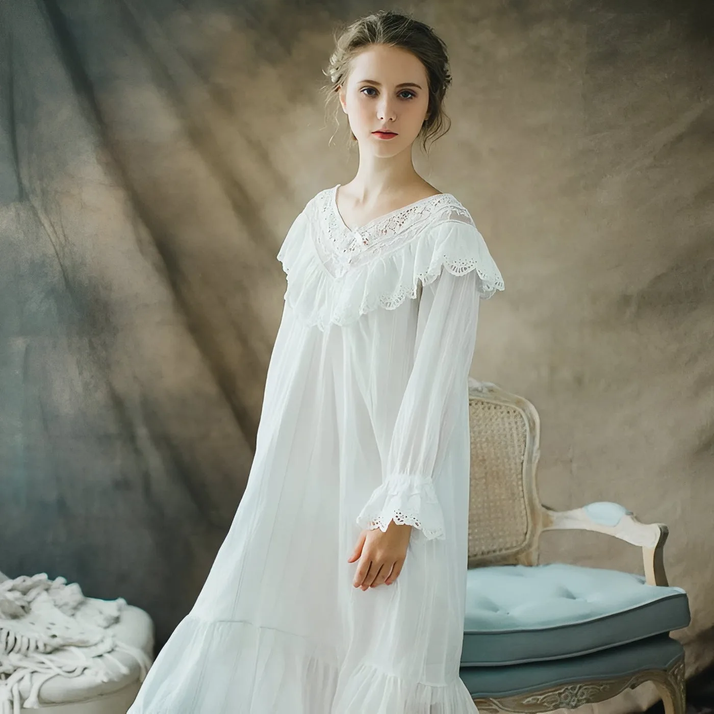 Vue 3 — Chemise de Nuit Victorienne Femme