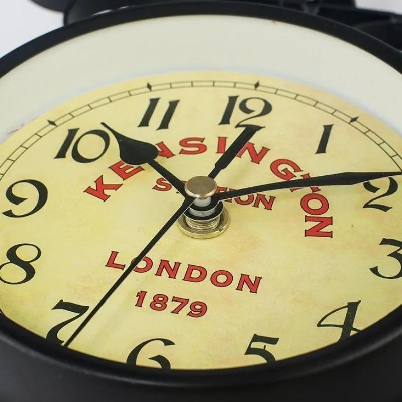Vue 3 — Horloge Steampunk Rétro Gare