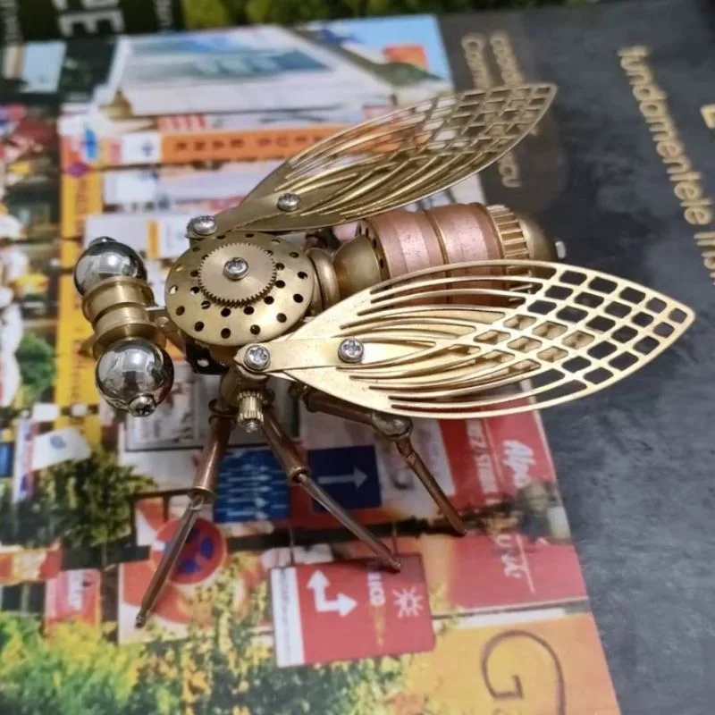 Vue 3 — Mouche Steampunk en Métal