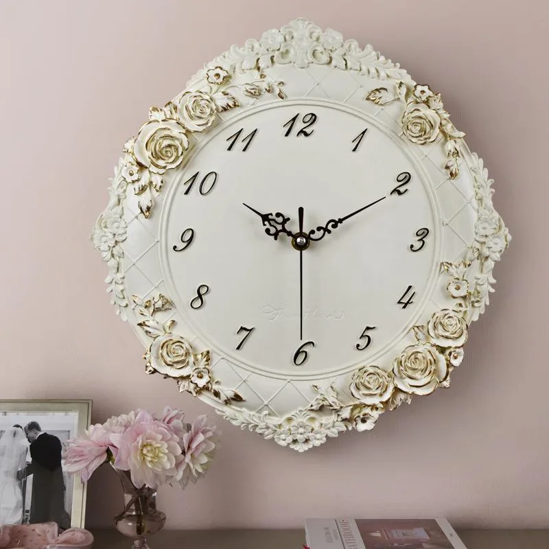 Vue 4 — Horloge Vintage Blanche