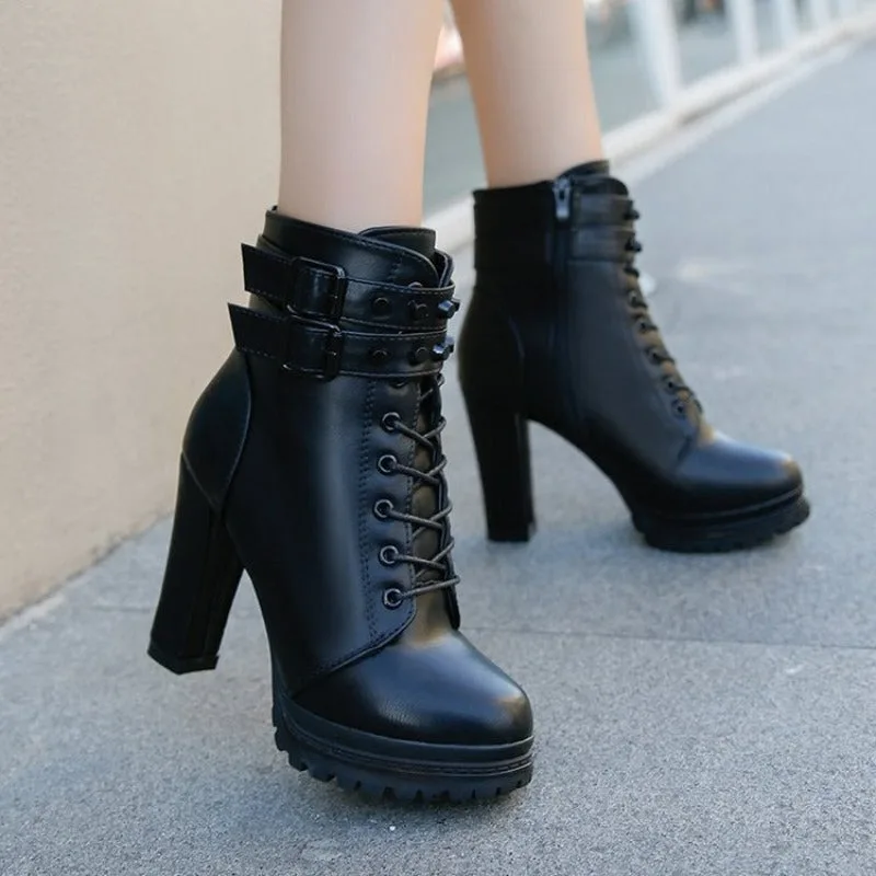 Vue 2 — Bottines Noires à Talon Haut