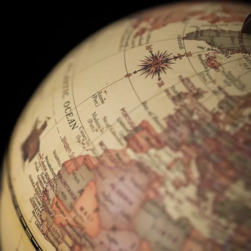 Vue 6 — Globe Terrestre Tournant Sur Pied